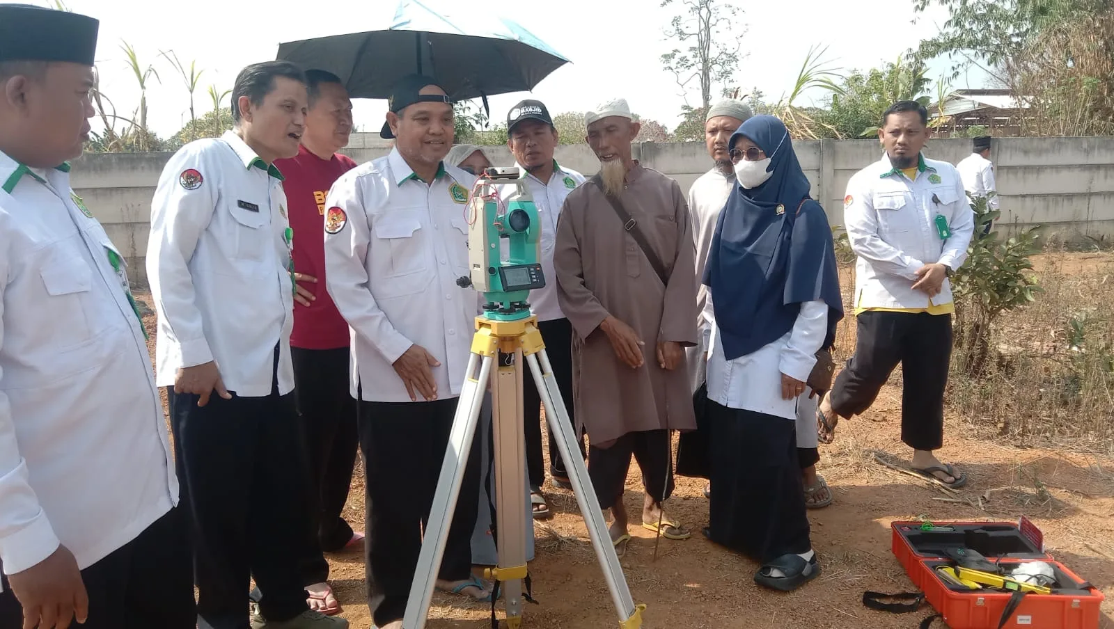 Kemenag Kota Metro Lakukan Pengukuran Arah Kiblat Tanah Makam di Purwoasri