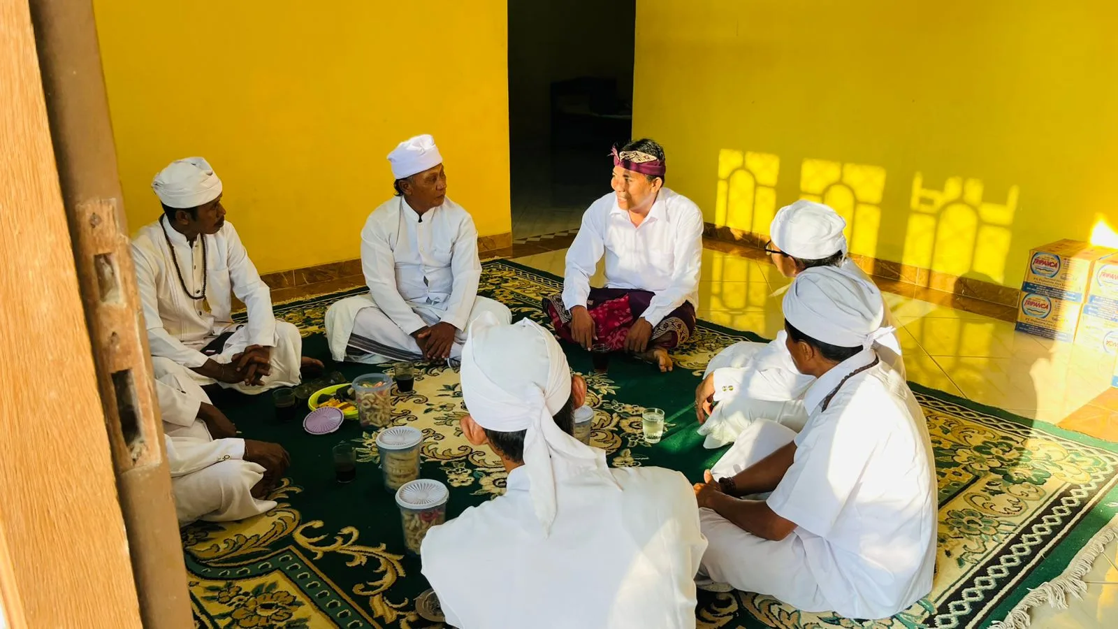 Melaspas Merajan, Penyuluh Hindu Lampung Tengah Hidupkan Nilai Spiritual dan Kebersamaan Umat