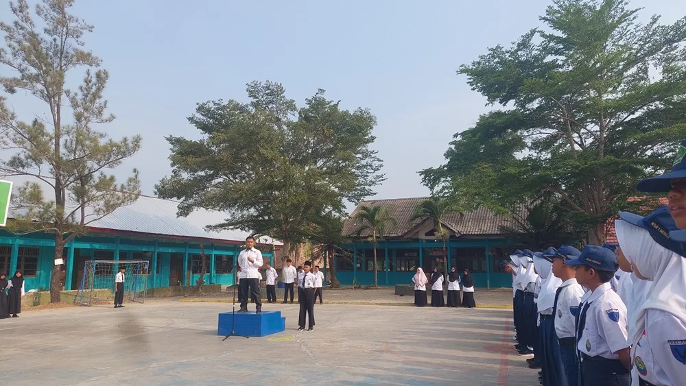 Sukirman Tekankan Disiplin Belajar dan Ibadah dalam Upacara MTsN 1 Mesuji