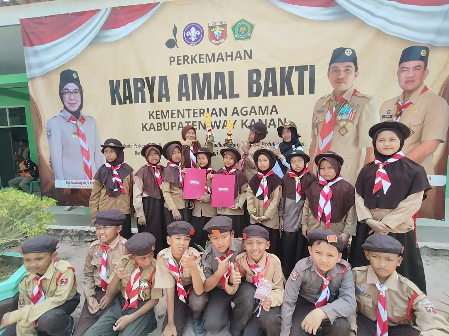 MIN 1 Way Kanan Raih Dua Piala pada Perkemahan Karya Amal Bakti Kemenag Kabupaten Way Kanan Tahun 2026
