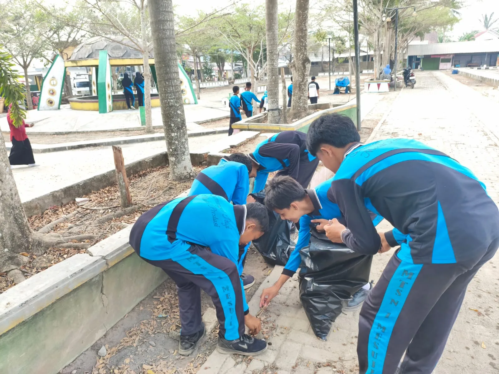 Murid MTsN 1 Mesuji Bersihkan Alun-alun Simpang Pematang, Wujud Kepedulian terhadap Daerah
