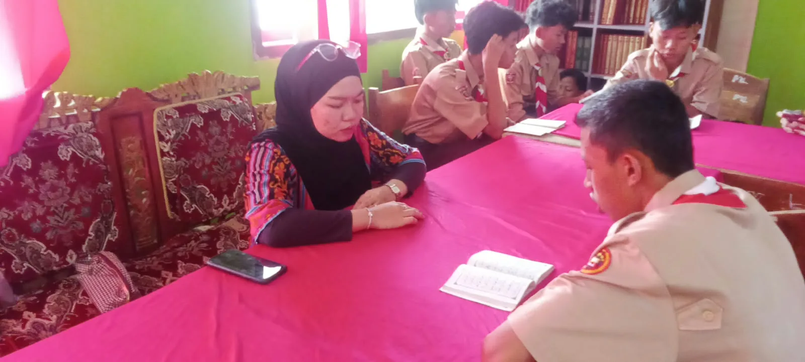 Tumbuhkan Cinta Al-Qur'an dari Dasar, Guru Emil Safitri Bimbing Siswa MAN 1 Mesuji Belajar Membaca Iqro secara Personal