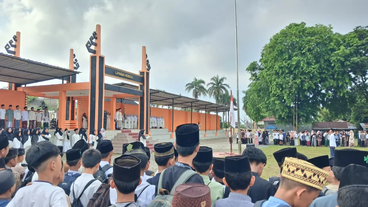 Upacara dan Pawai Warnai Peringatan Hari Santri Nasional 2026 di MTsN 1 Tanggamus