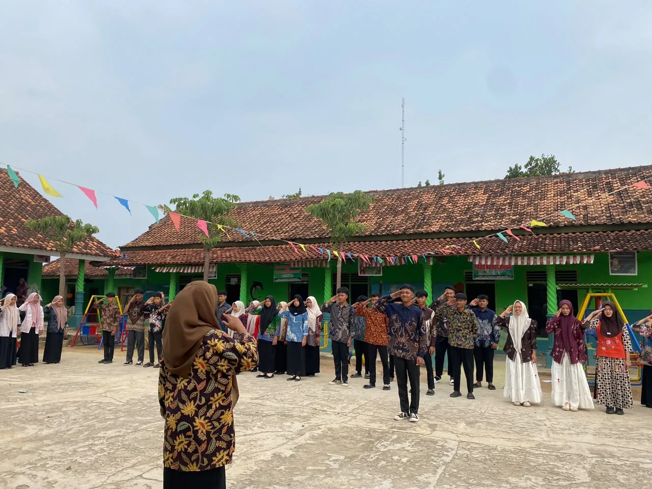 Semarak Hari Batik Nasional, MA Nurul Huda Tegal Mukti Gelar Apel Bersama