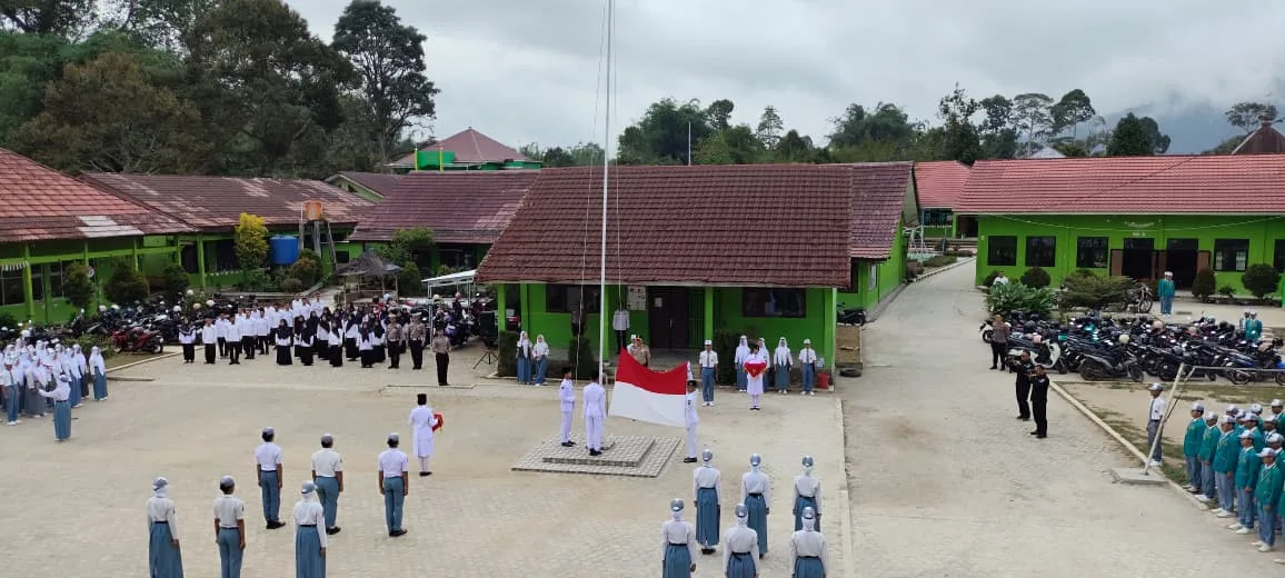 Tanamkan Disiplin dan Keselamatan Berlalu Lintas, MAN 1 Lampung Barat Gandeng Polres dalam Upacara Senin