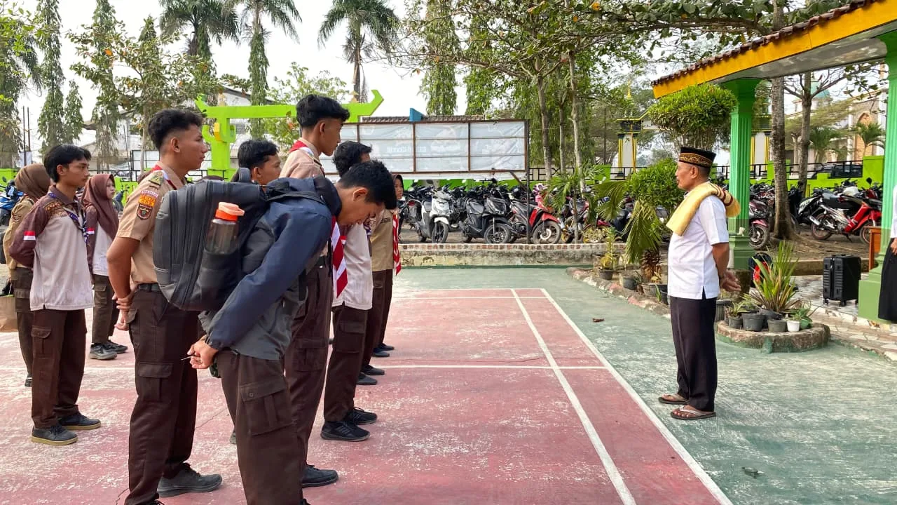 Kobarkan Semangat Kepanduan, Kepala MAN 1 Mesuji Lepas Kontingen Pramuka Ikuti Peringatan Hari Pramuka ke-65 dan LT II