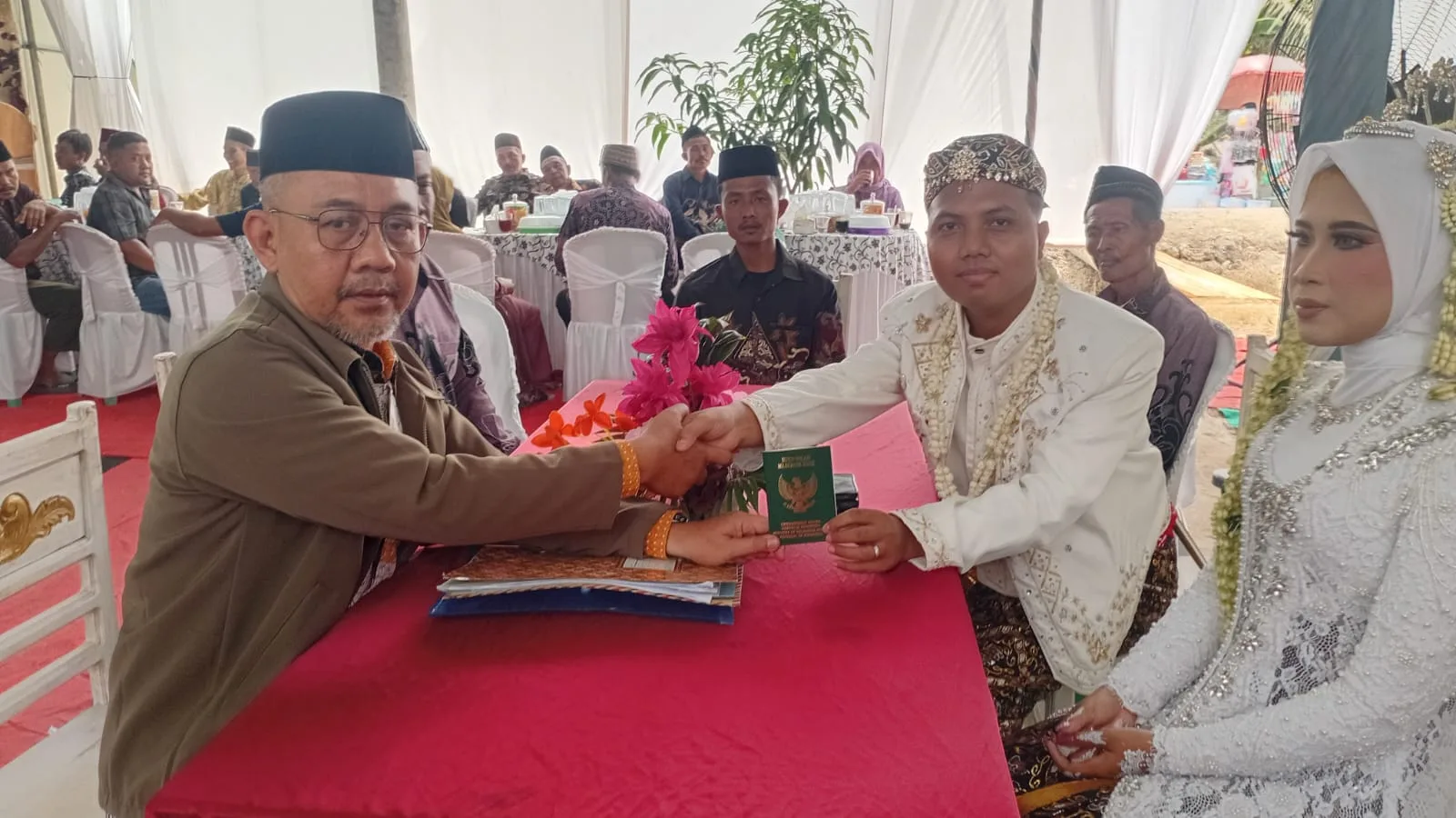 Berikan Pelayanan Prima, Kepala KUA Mesuji Timur Pimpin Akad Nikah di Pangkal Mas Mulya