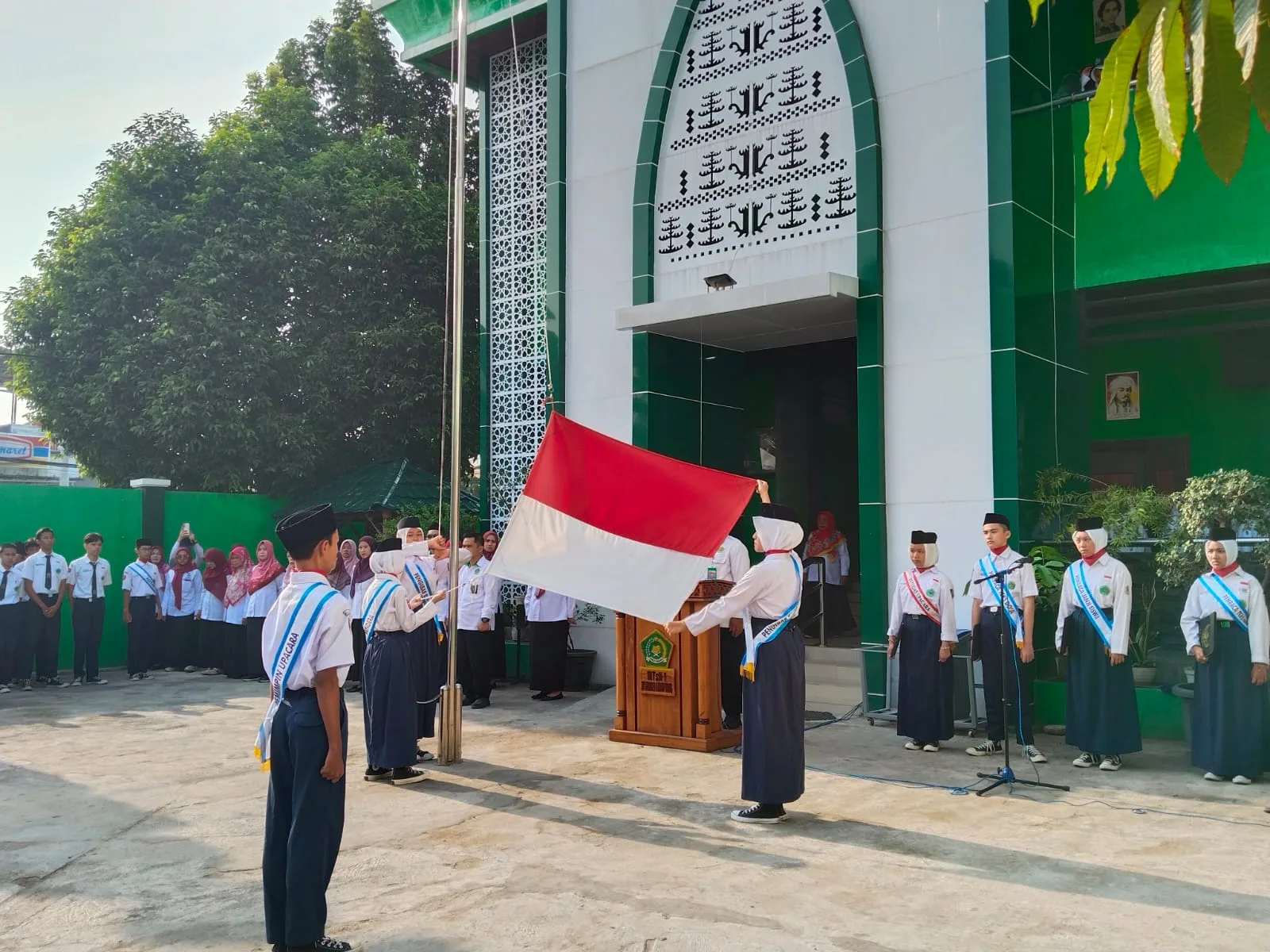 Perkokoh Keimanan melalui Gerakan "Wajib Pacaran" ; Tema Upacara Bendera di MTsN 1 Bandar Lampung