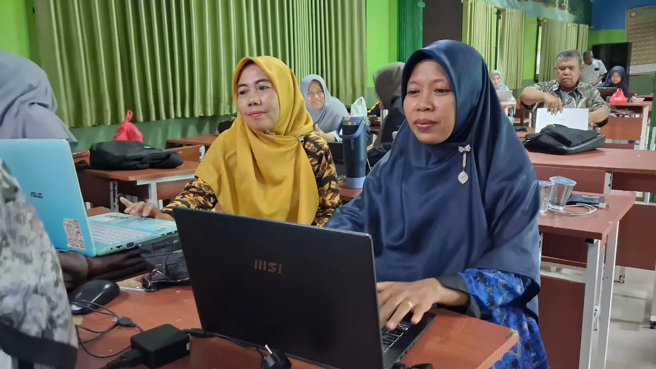 Belajar Bersama, Guru MTsN 1 Tanggamus Dalami Pemanfaatan Platform Digital untuk Evaluasi Pembelajaran