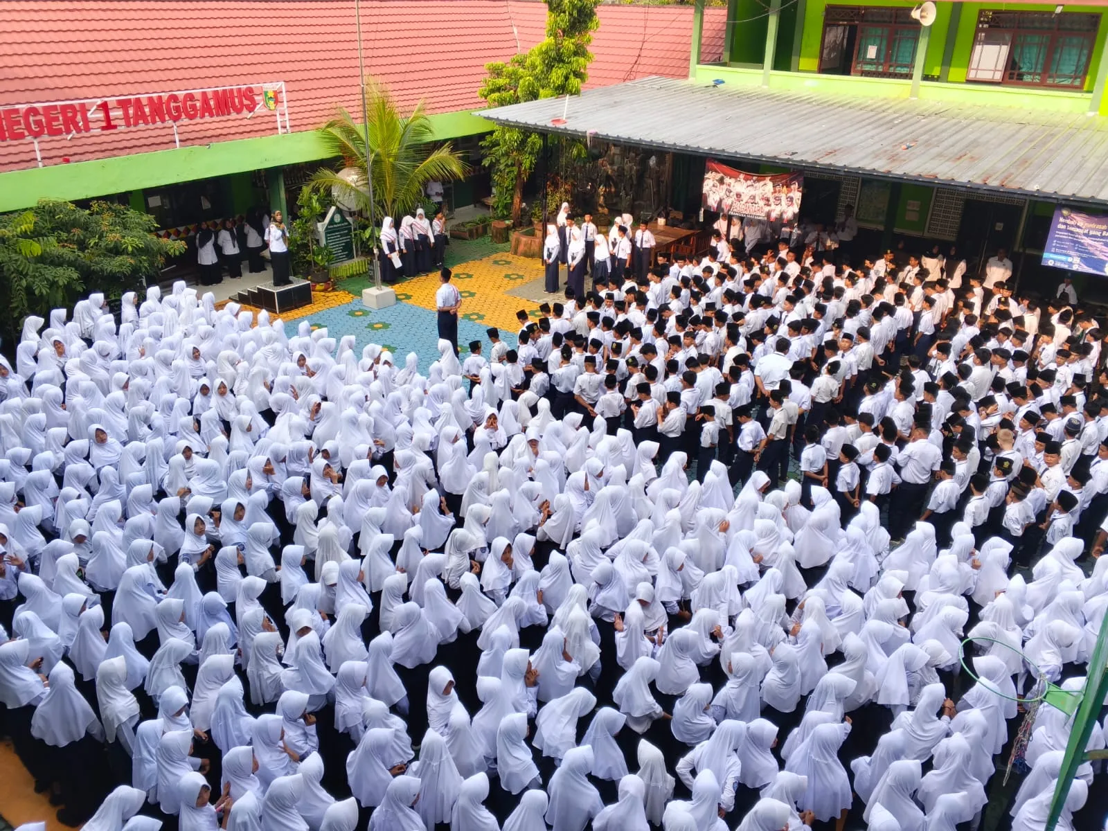 Upacara Hari Senin, Nurhasanah Tekankan Pentingnya Kerapihan dan Kebersihan Lingkungan Madrasah