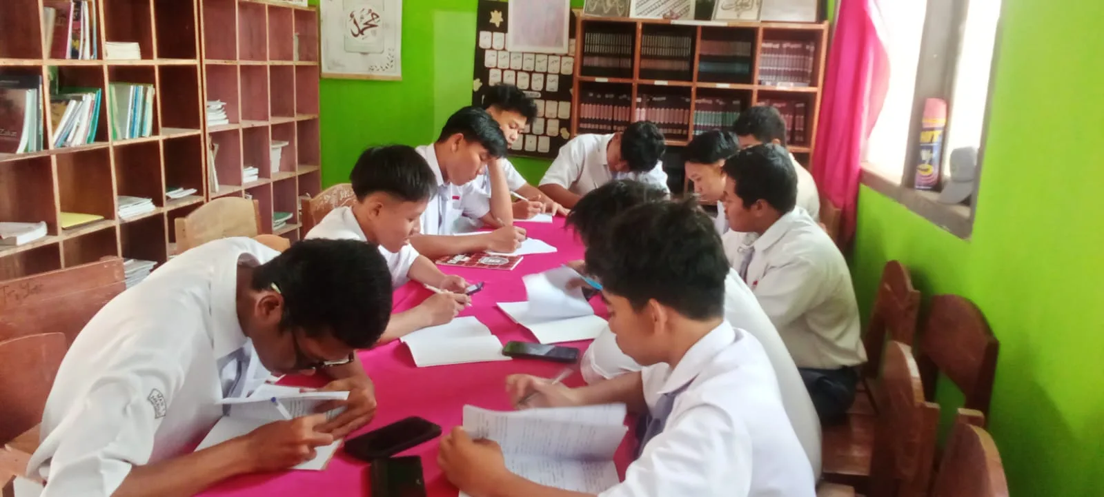 Manfaatkan Sumber Literasi Lengkap, Pembelajaran SKI di MAN 1 Mesuji Digelar Interaktif di Ruang Perpustakaan