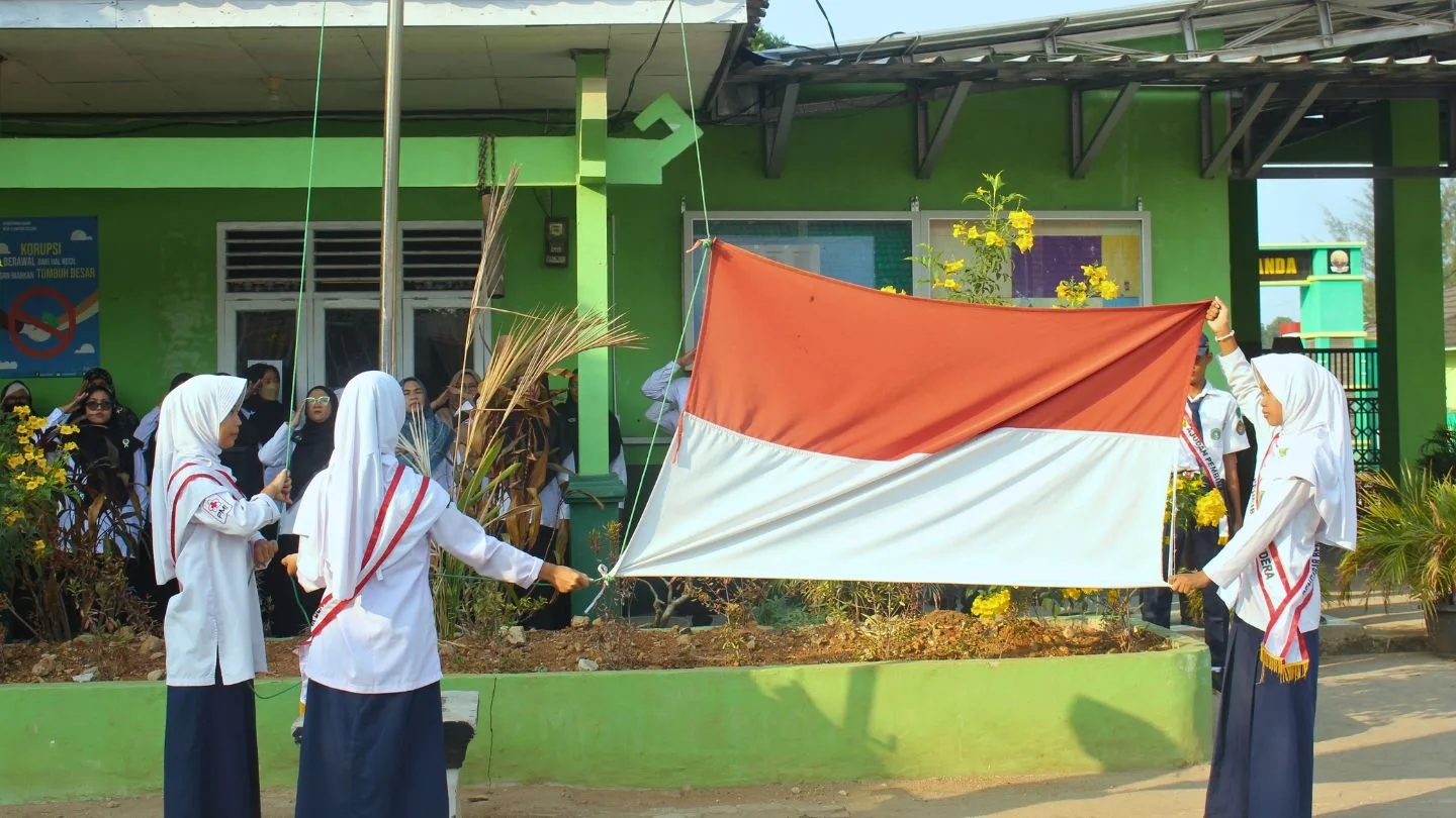 Terapkan Pendekatan Psikologis, Pembina Upacara dan Kepala Madrasah Ajak Siswa Pahami Etika Kedisiplinan