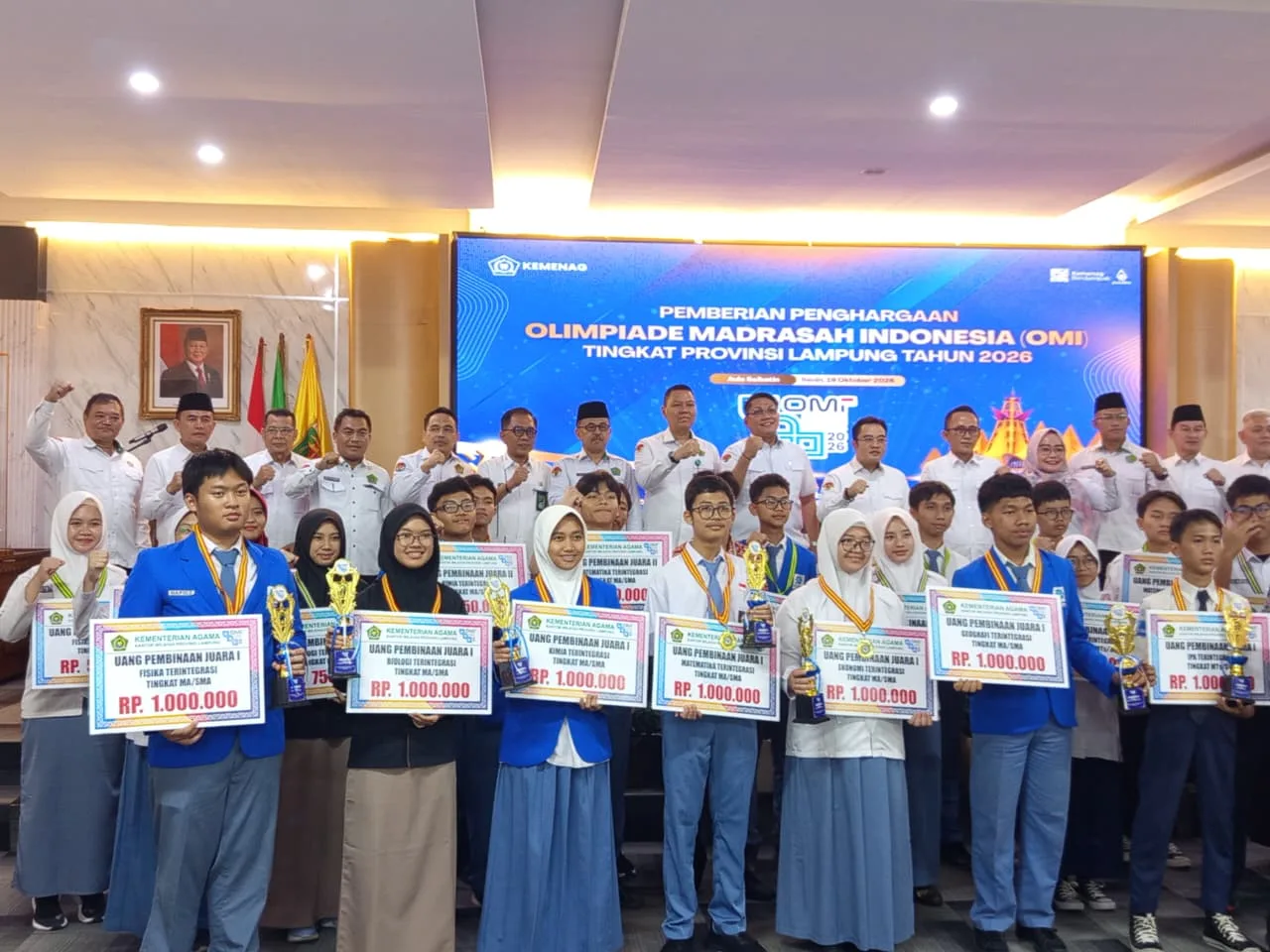 Terima Penghargaan Juara OMI 2026, Farhan Azzaky Fahrani Bawa Kebanggaan bagi Tanggamus