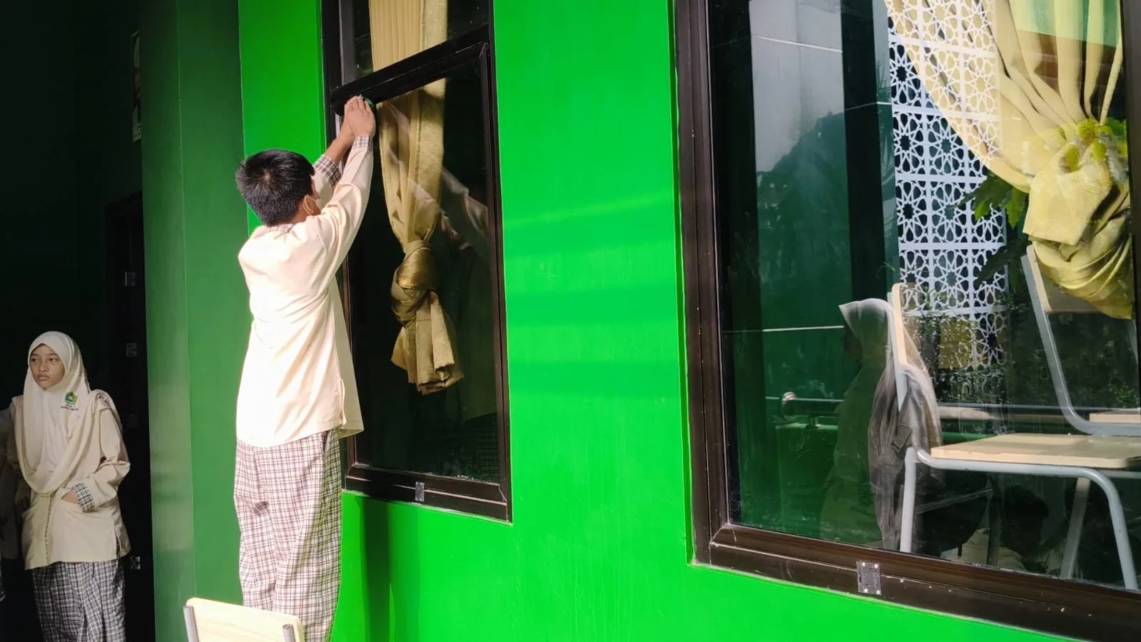 Sterilkan Lingkungan dari Abu Vulkanik, Civitas Akademika MTsN 1 Bandar Lampung Gelar Bersih-Bersih Madrasah