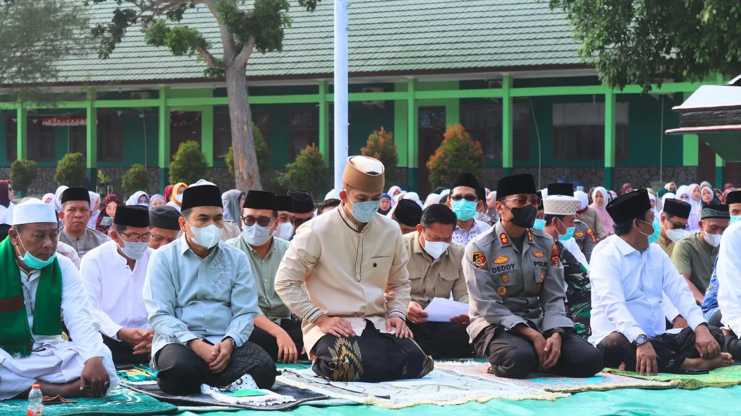 Ikhtiar Langit Atasi Kemarau dan Abu Vulkanik, MTsN 1 Lamsel Khusyuk Ikuti Salat Istisqa Bersama Pemkab