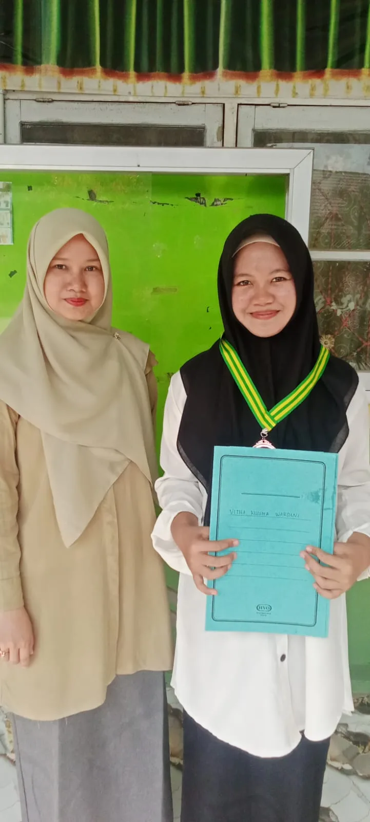 Kepala MAN 1 Mesuji Serahkan Sertifikat dan Uang Pembinaan kepada Vitha Kusuma Wardhani, Juara 3 OMI Tingkat Provinsi Lampung