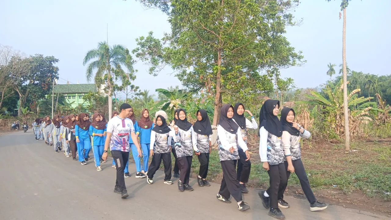 Jalan Sehat Minggu Keempat Jadi Agenda Rutin MTsN 1 Way Kanan, Sehat dan Penuh Keceriaan