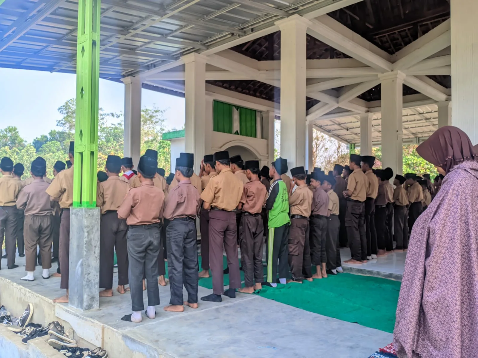 Sambut Pagi dengan Keberkahan, Siswa MTsN 2 Way Kanan Lakukan Salat Duha Berjamaah Sebelum Masuk Kelas