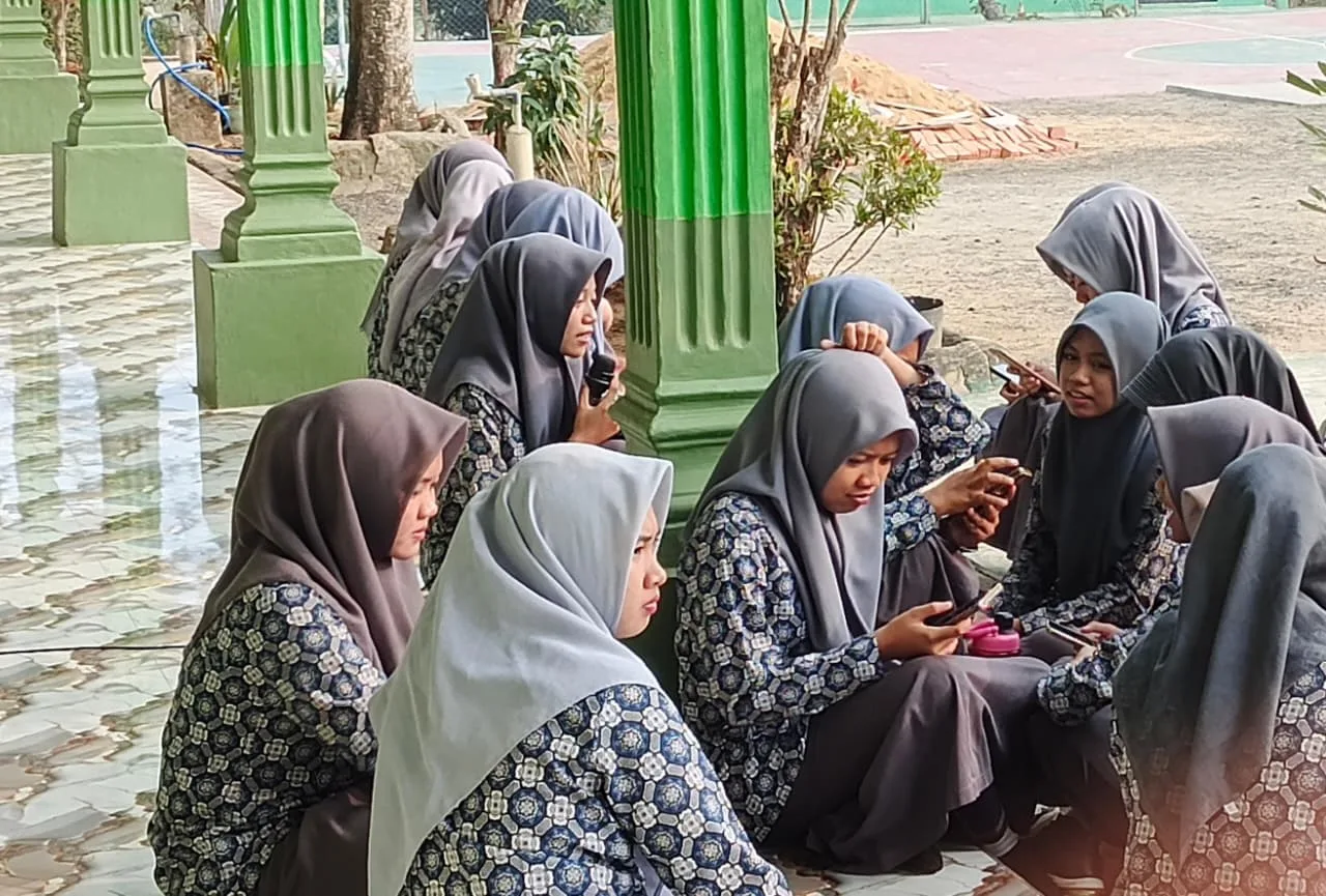 Lantunan Ayat Suci Bergema Pagi Hari, Siswa Kelas XI MAN 1 Mesuji Khusyuk Ikuti Muroja'ah melalui Spiker Madrasah