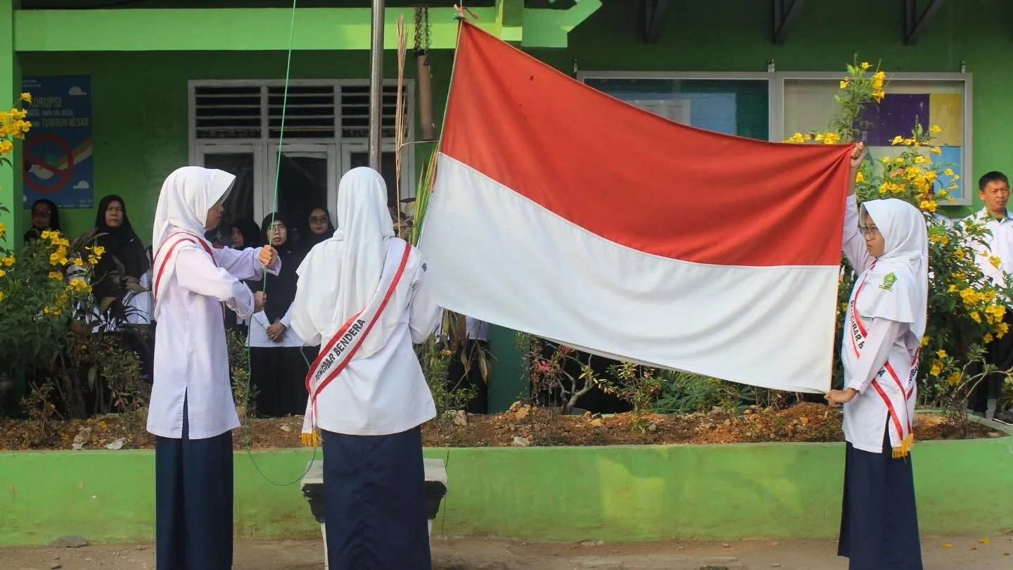 Diet Sampah Plastik dan Perbaikan Adab, Pesan Inspiratif Ibu Zaitun di Upacara MTsN 1 Lampung Selatan