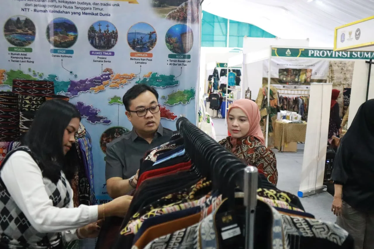 Kunjungi Pameran UMKM MTQ XXXI, Kakanwil Zulkarnain Apresiasi Tapis Lampung yang Dipamerkan di Arena Bazar