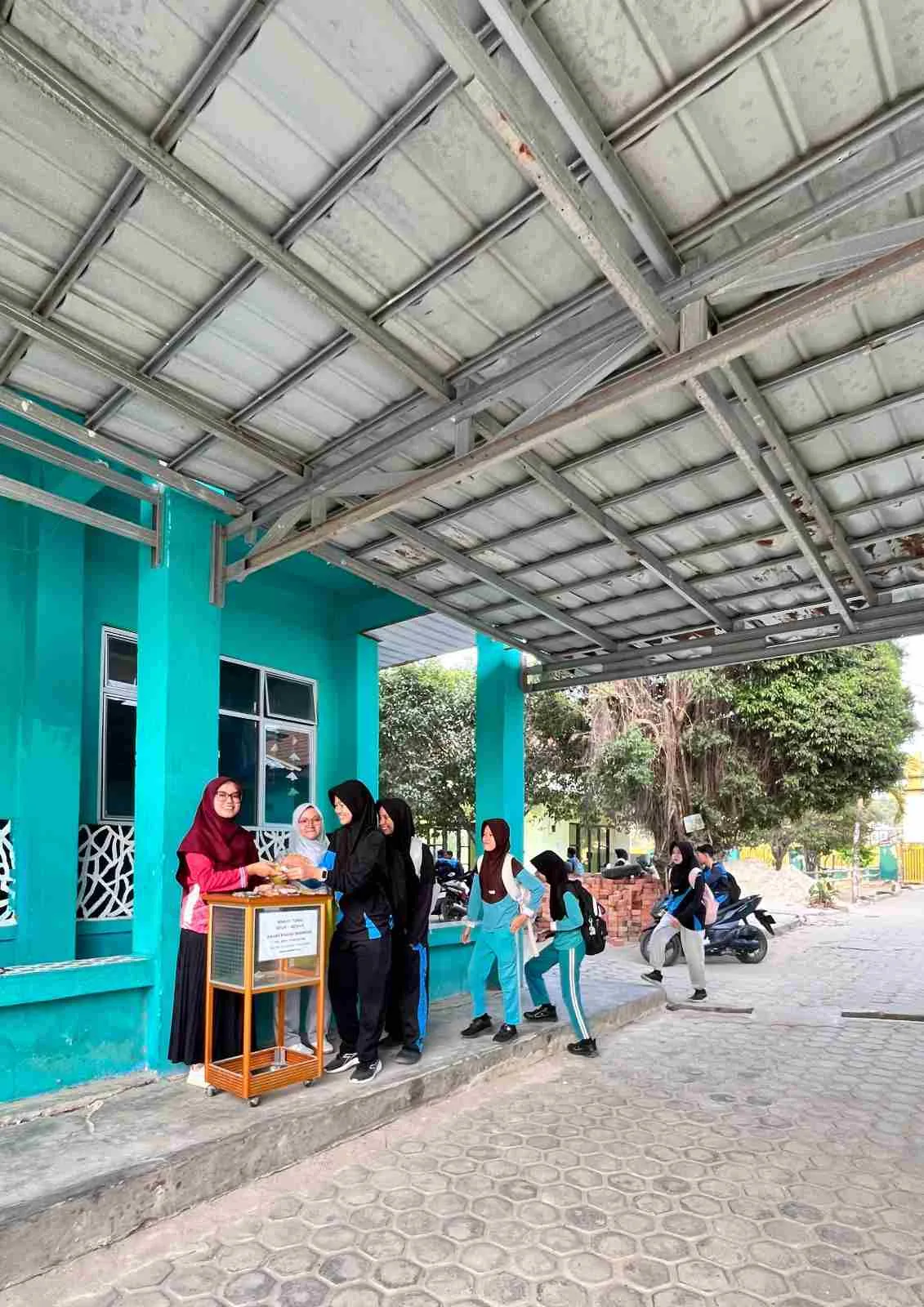 MTsN 1 Mesuji Tumbuhkan Jiwa Sosial Murid melalui Infak Jumat