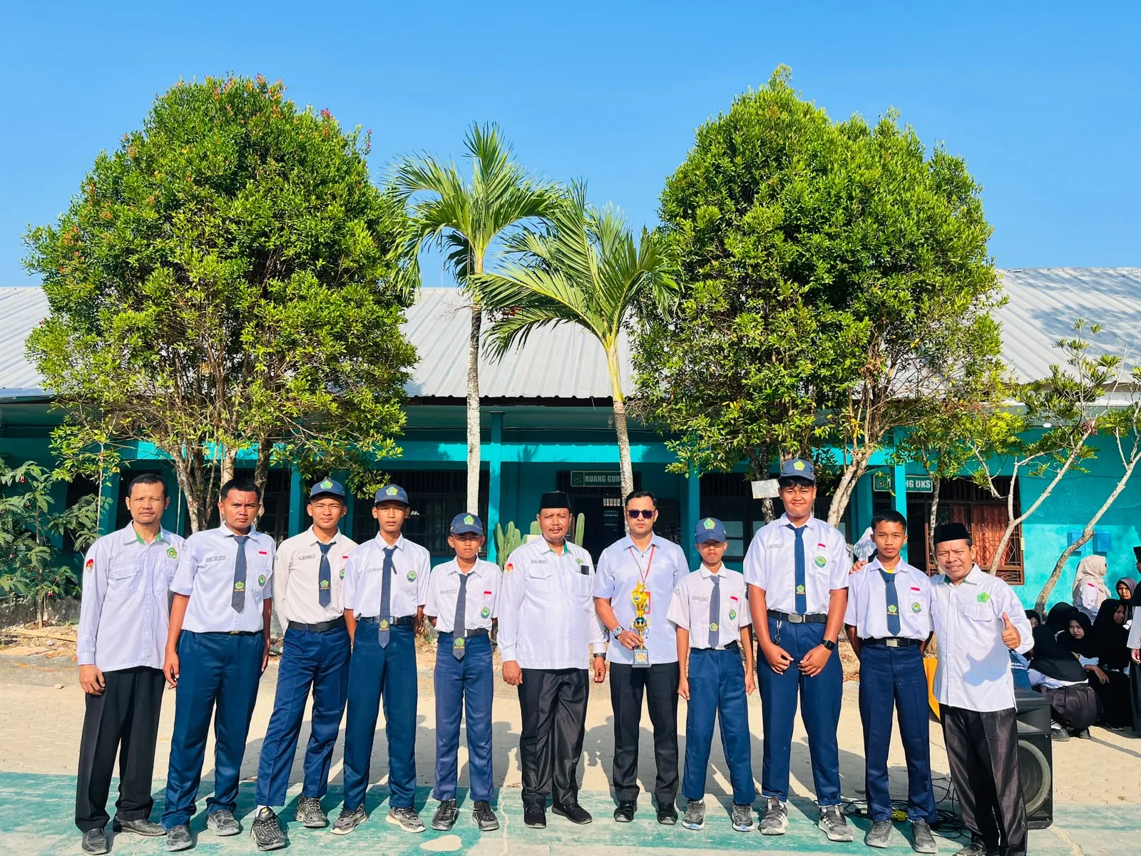 Raih Juara 1 Turnamen Haornas, Tim Futsal MTsN 1 Mesuji Serahkan Piala ke Madrasah
