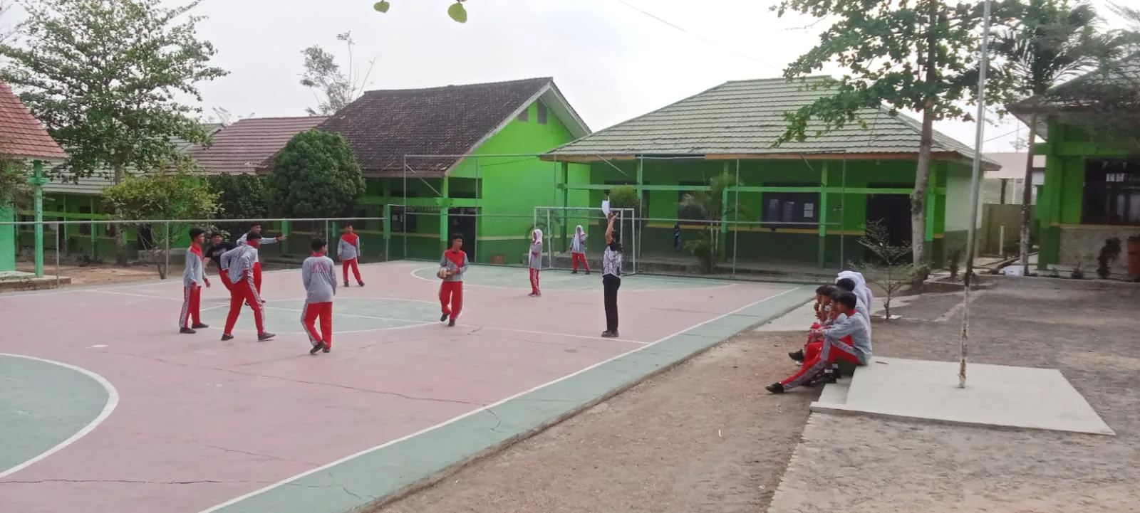 Asah Keterampilan Taktis di Lapangan Futsal, Siswa MAN 1 Mesuji Semangat Ikuti Praktik Penjaskes Bersama Dodi Suhirman