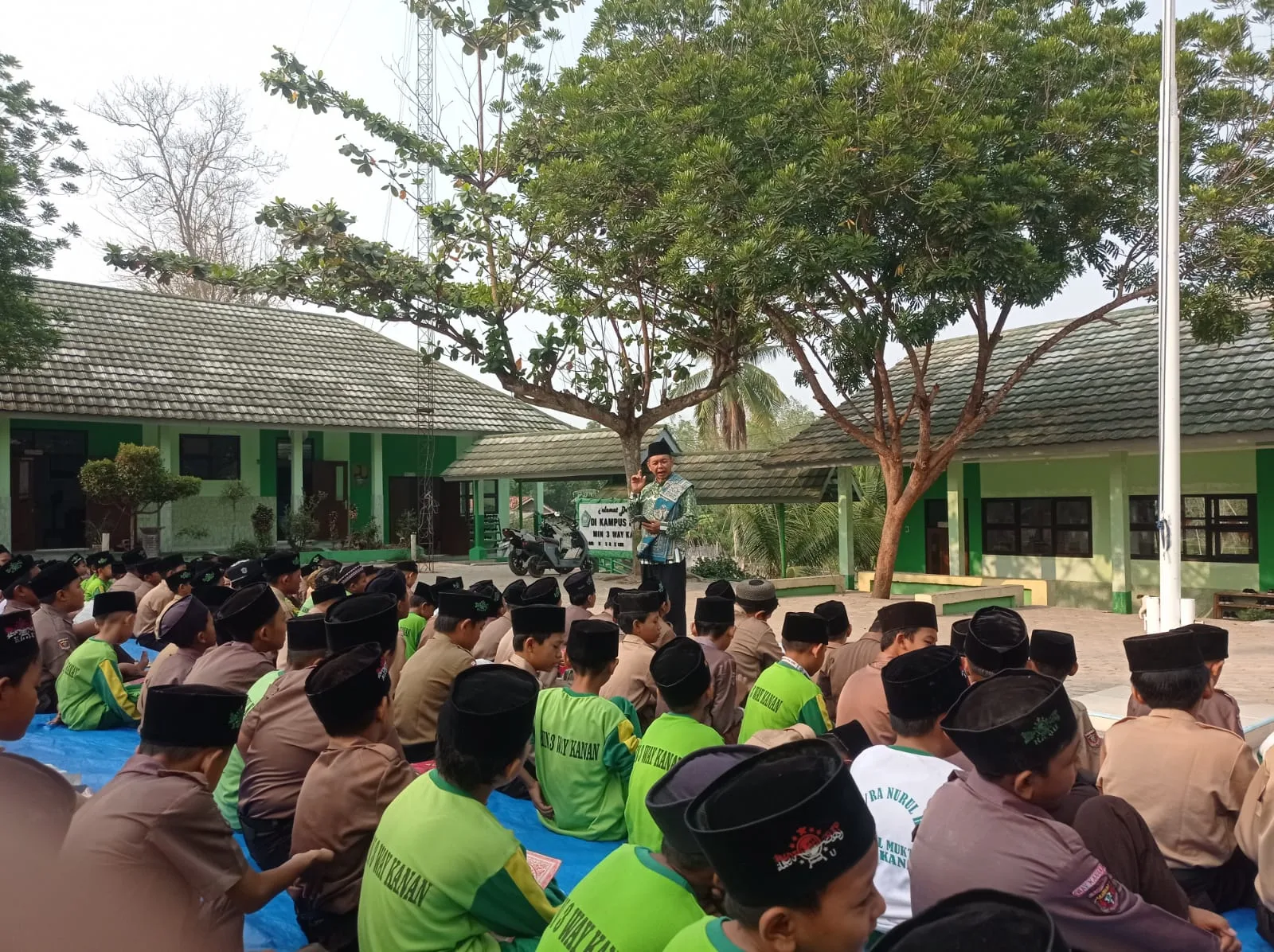 Pimpin Salat Duha Berjamaah, Kepala MIN 3 Way Kanan Tanamkan Nilai Religius dan Kedisiplinan