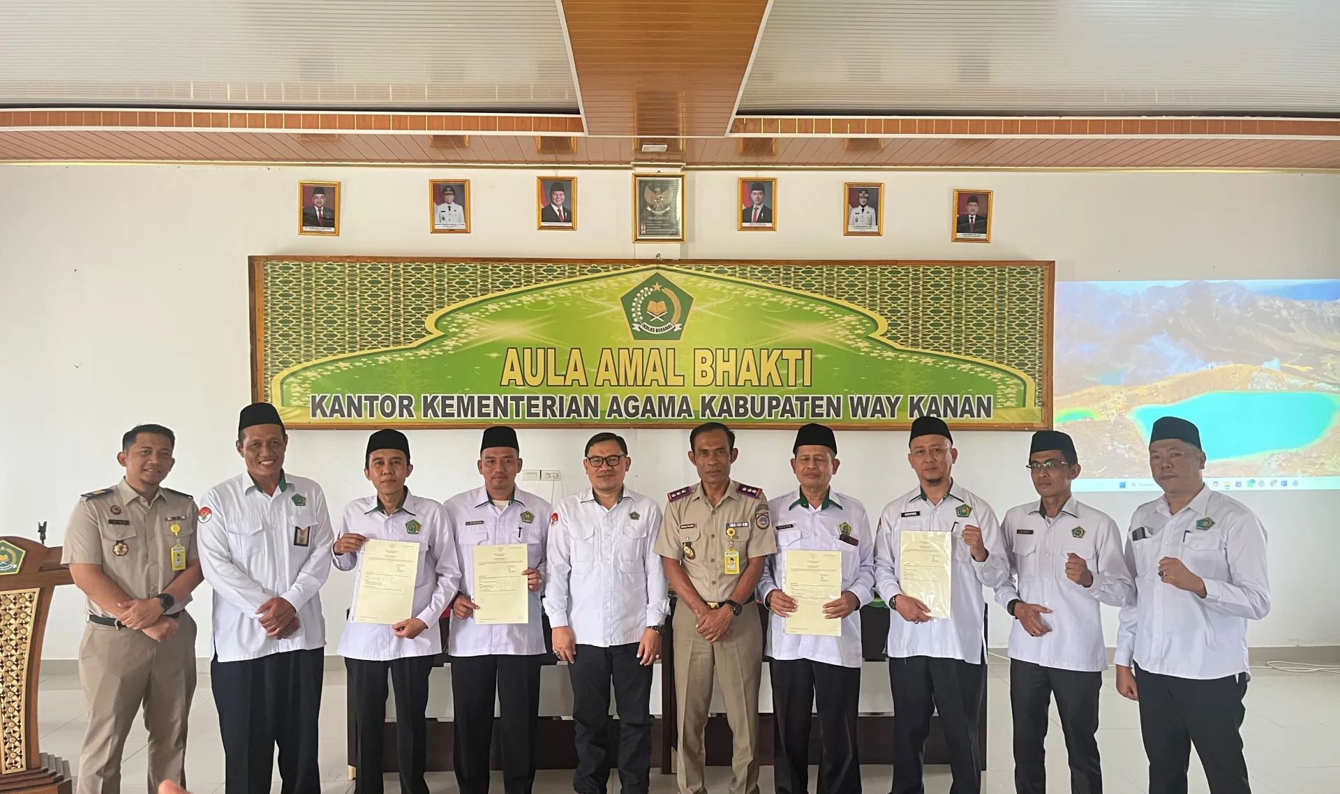 Kepala ATR/BPN Way Kanan Serahkan 15 Sertipikat Aset Kemenag
