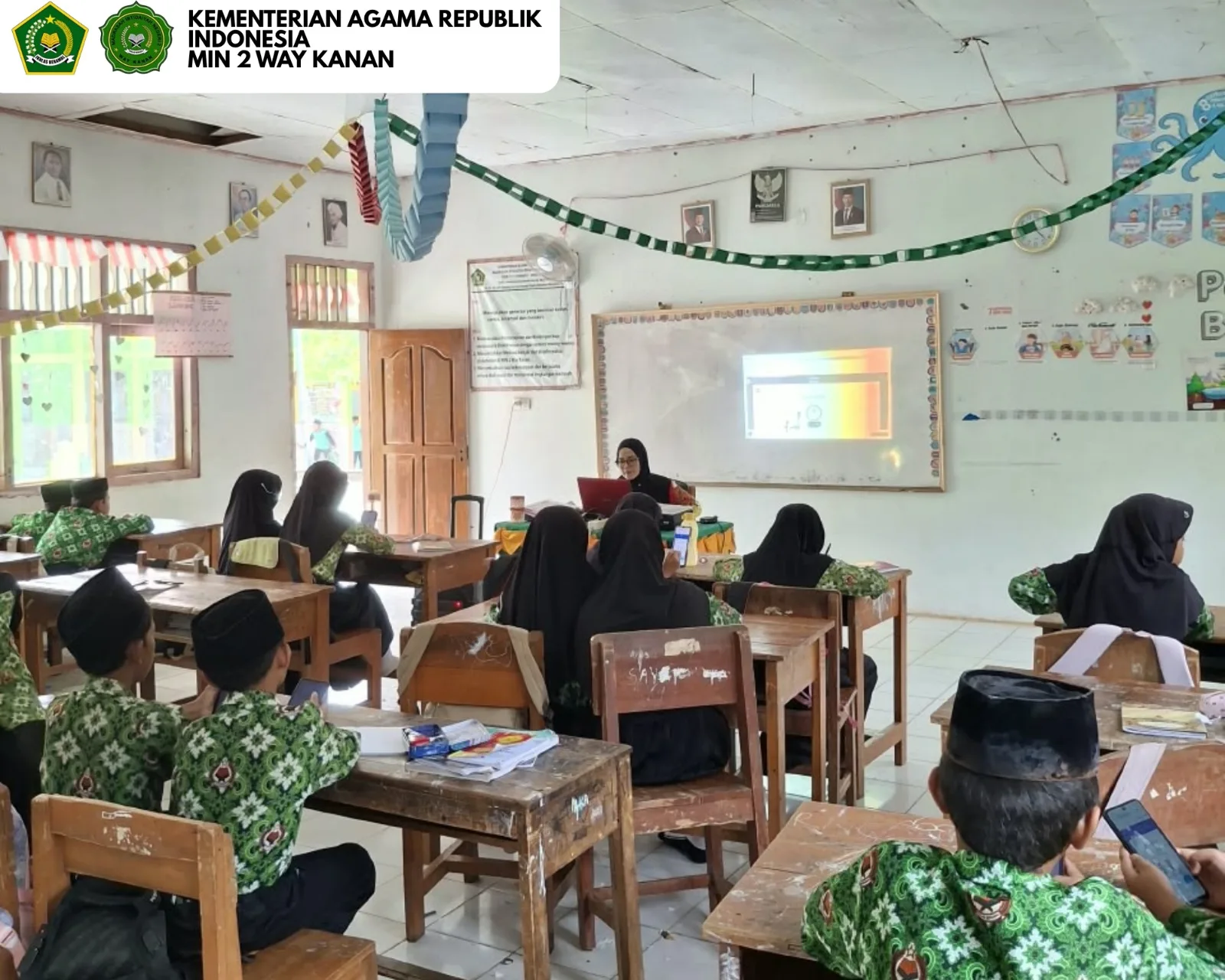 Belajar Asyik Materi As-Sa'ah, Siswa Kelas VI MIN 2 Way Kanan Manfaatkan Platform Alef pada Pembelajaran Bahasa Arab