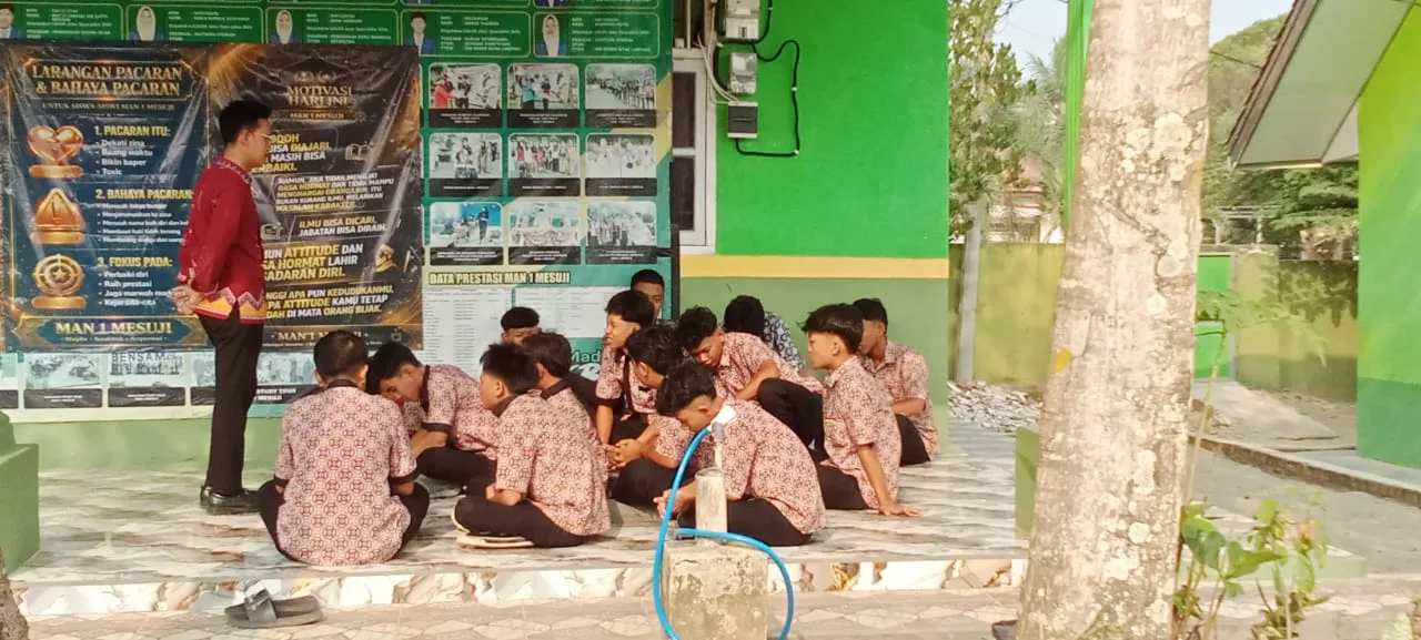 Tanamkan Kedisiplinan Sejak Dini, Guru Piket MAN 1 Mesuji Berikan Pembinaan Humanis bagi Siswa Terlambat
