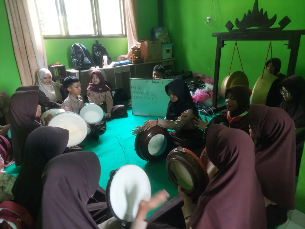 Asah Kreativitas dan Talenta, Ekstrakurikuler Seni MTsN 1 Tanggamus Tekuni Latihan Musik