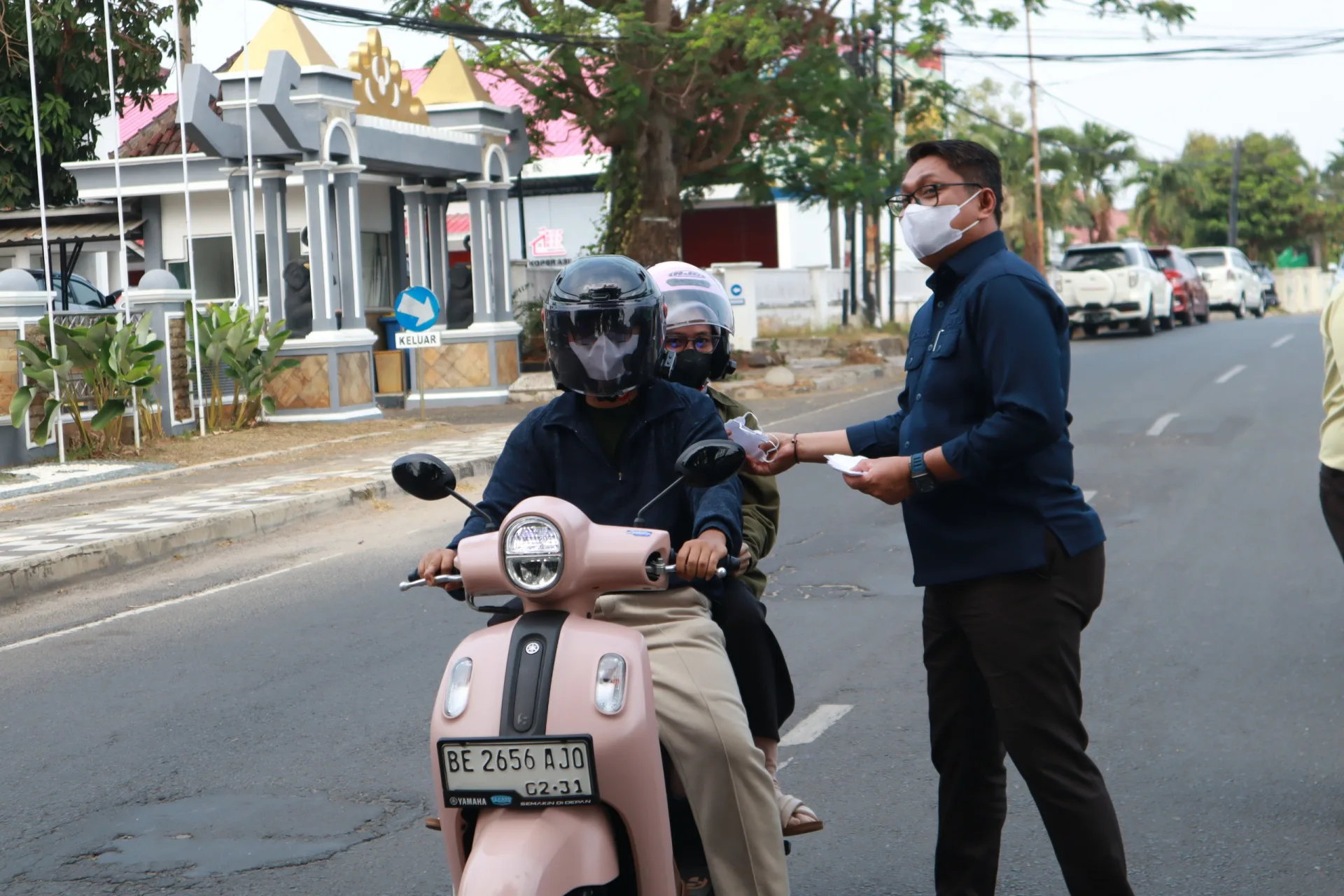 Antisipasi Dampak Abu Vulkanik Anak Krakatau, Kanwil Kemenag Lampung Bagikan 1.000 Masker kepada Masyarakat
