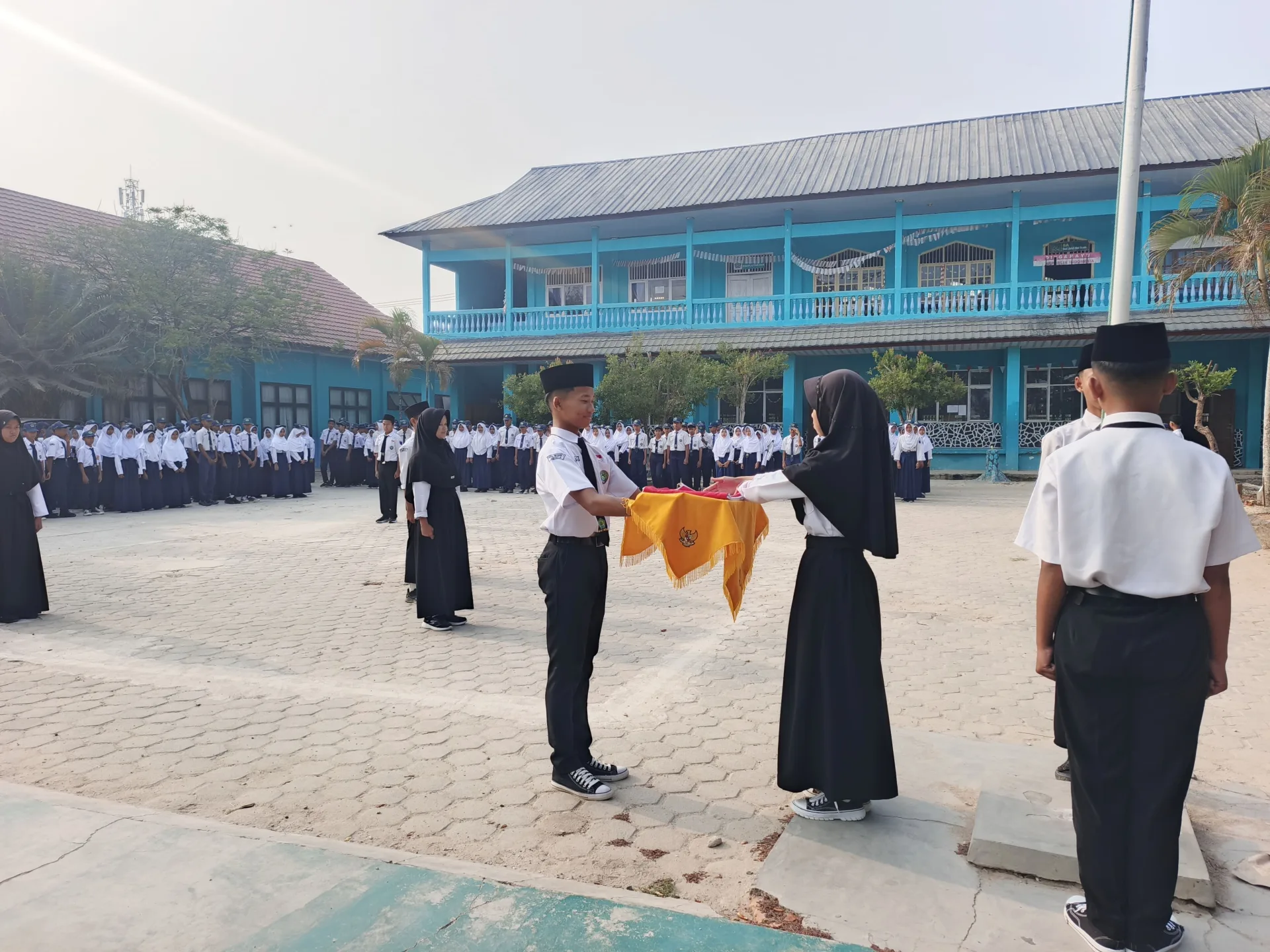 Upacara Senin MTsN 1 Mesuji, Siswa Diingatkan Seimbangkan Prestasi Akademik dan Akhlak