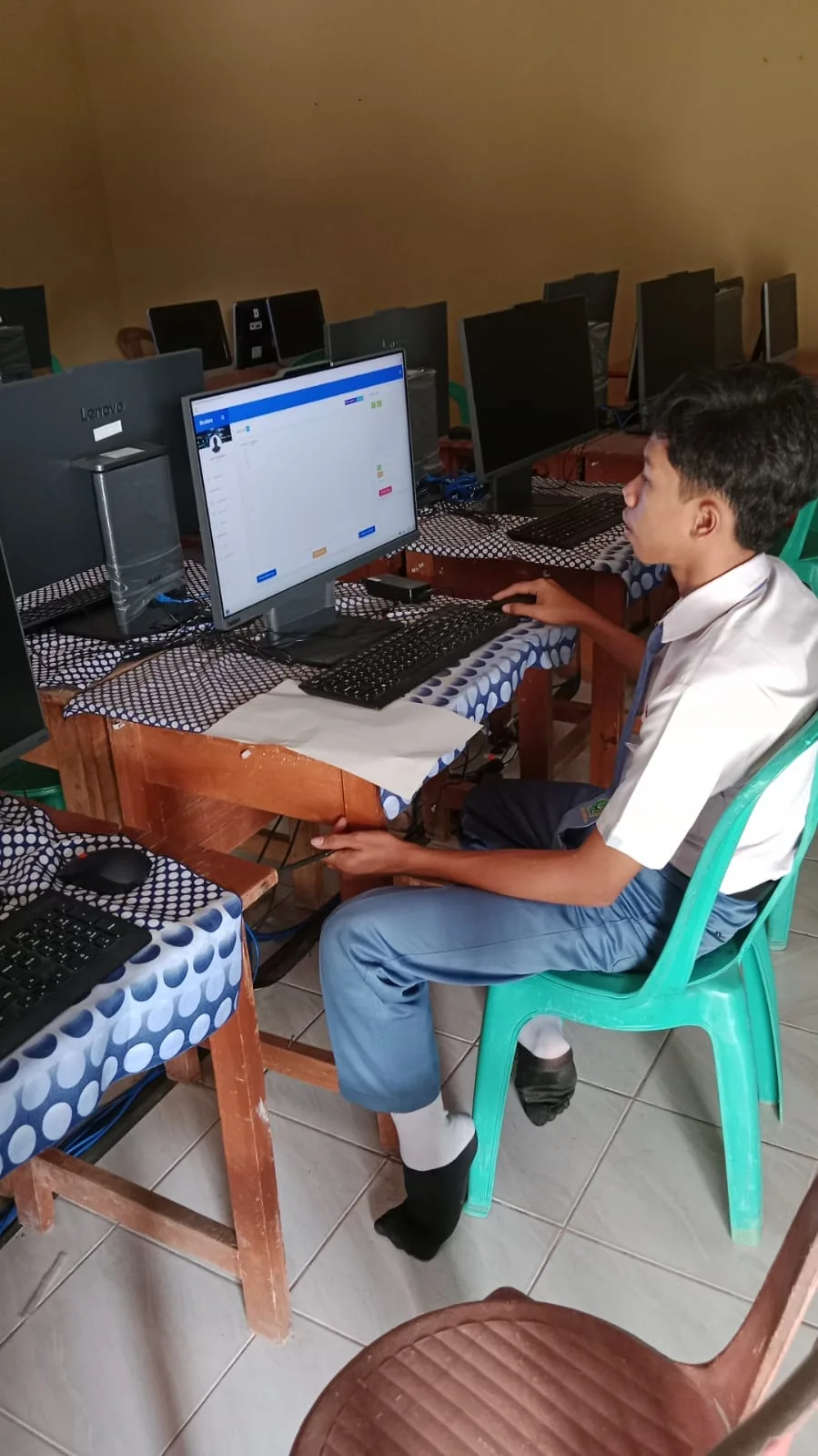Sigap Atasi Kendala Teknis, Siswa MAN 1 Mesuji Ikuti Ujian Tengah Semester Berbasis E-Ujian di Lab Komputer