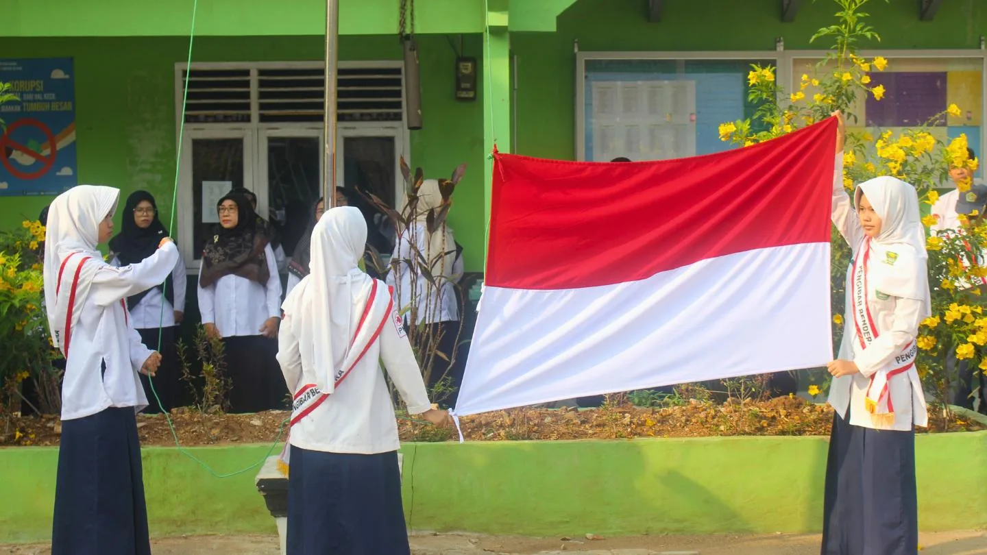 Upacara Bendera MTsN 1 Lamsel: Pembina Ingatkan Sekolah Bukan Sekadar Datang, Duduk, dan Pulang