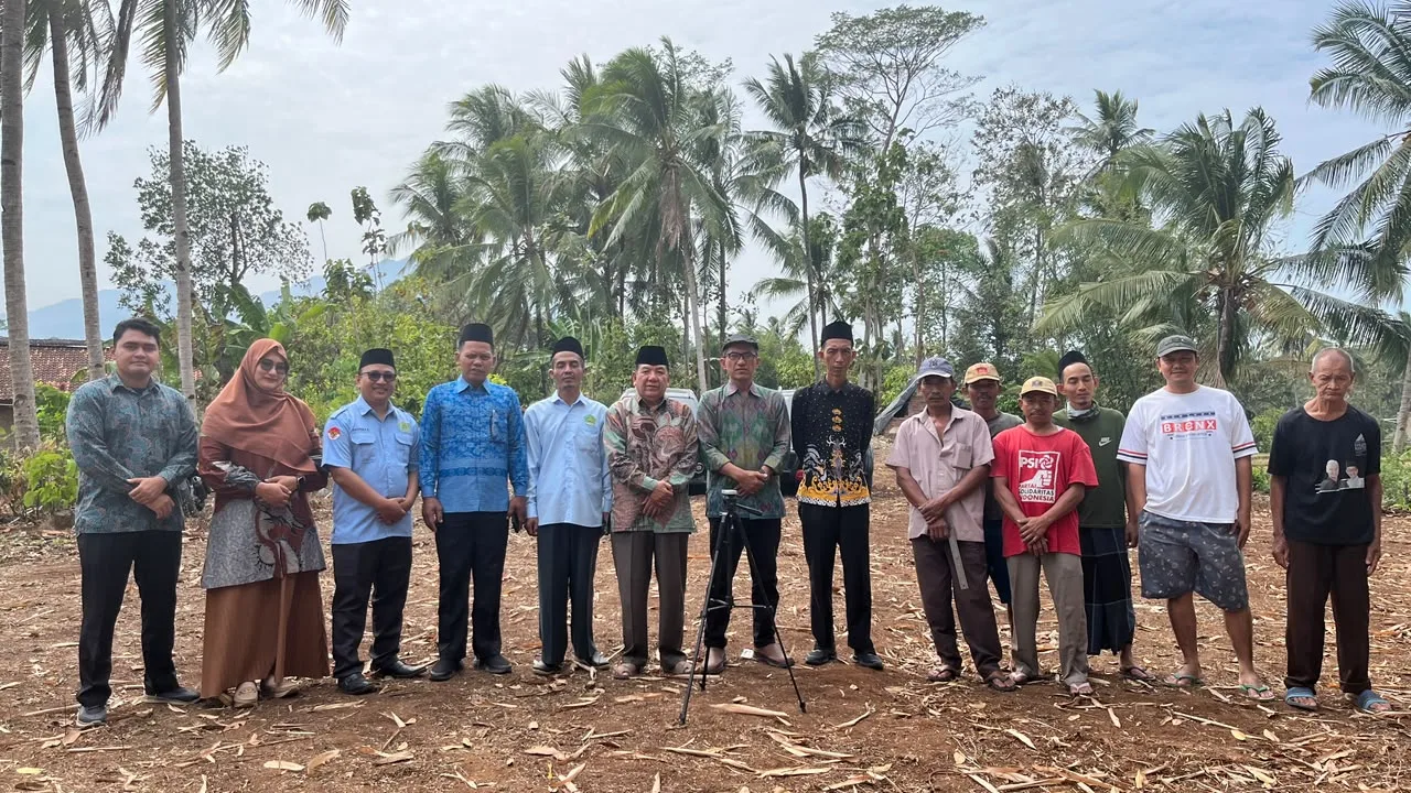 Pastikan Arah Kiblat Tepat, Kemenag Pesawaran Ukur Arah Kiblat Masjid Nurul Iman