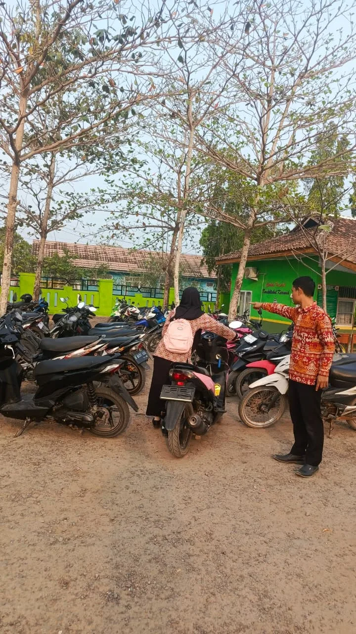 Tingkatkan Ketertiban dan Kerapian Lingkungan, Guru Piket MAN 1 Mesuji Lakukan Penertiban Area Parkir Sepeda Motor
