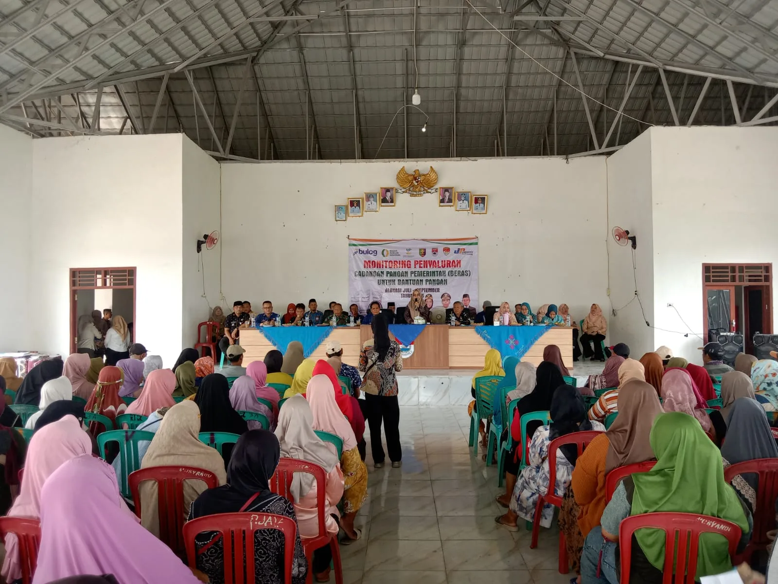 Sinergi Lintas Sektoral: Kepala KUA Rawajitu Utara Hadiri Acara Pembagian Bantuan Pangan di Desa Panggung Jaya